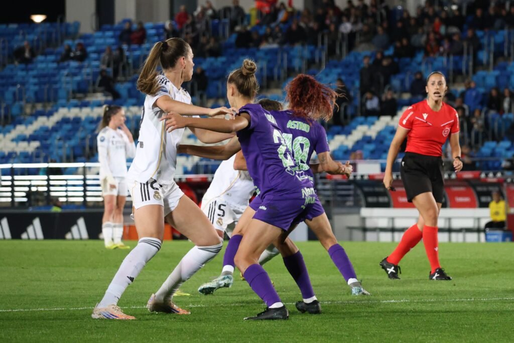Acción de ataque del Real Madrid Femenino ante el Alhama CF