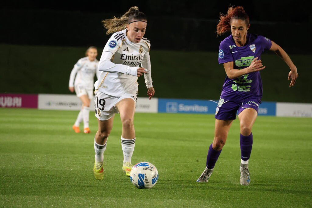 Eva Navarro atacando ante Astrid Álvarez durante el partido