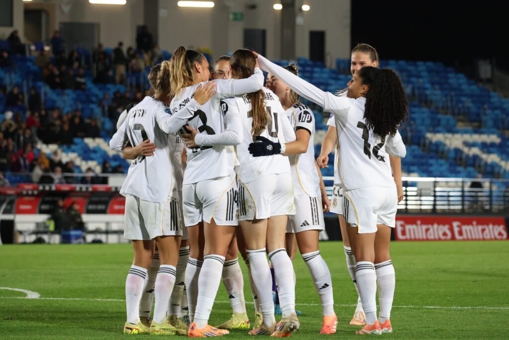 Jugadoras del Real Madrid Femenino celebran un gol ante el Alhama CF