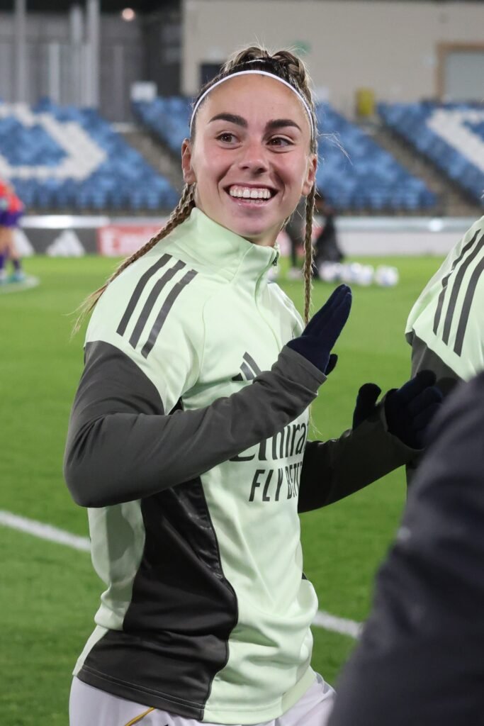 Athenea del Castillo calentando antes del partido del Real Madrid Femenino