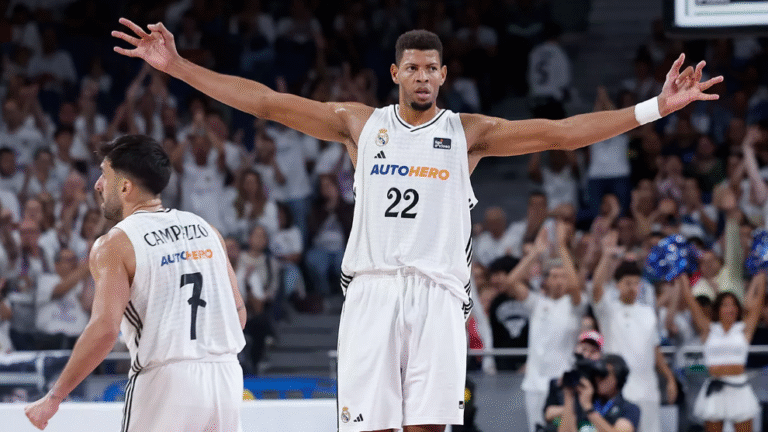Edy Tavares defendiendo y dominando el rebote durante el partido del Real Madrid frente al BAXI Manresa