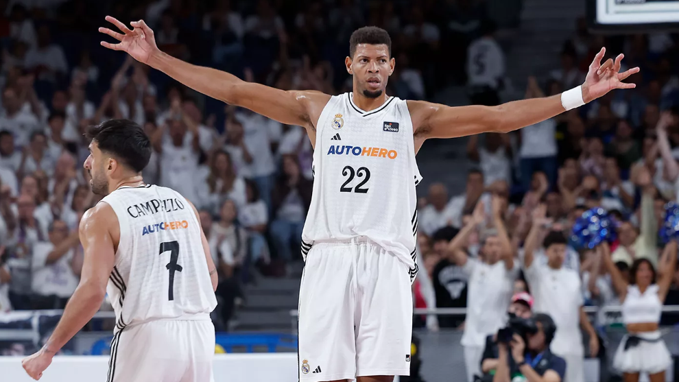 Edy Tavares defendiendo y dominando el rebote durante el partido del Real Madrid frente al BAXI Manresa