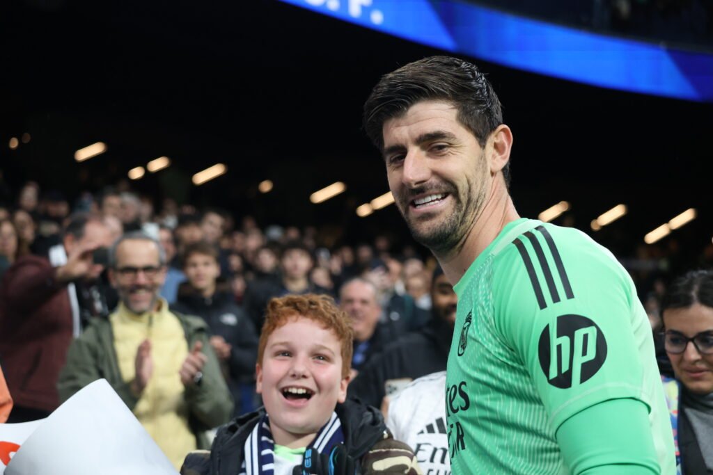 Courtois tras el Real Madrid-Levante regalando sus guantes