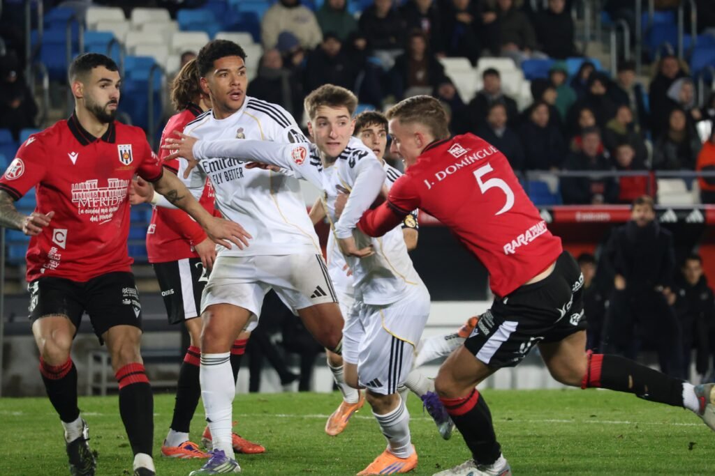 Jugada a balón parado a favor del Castilla