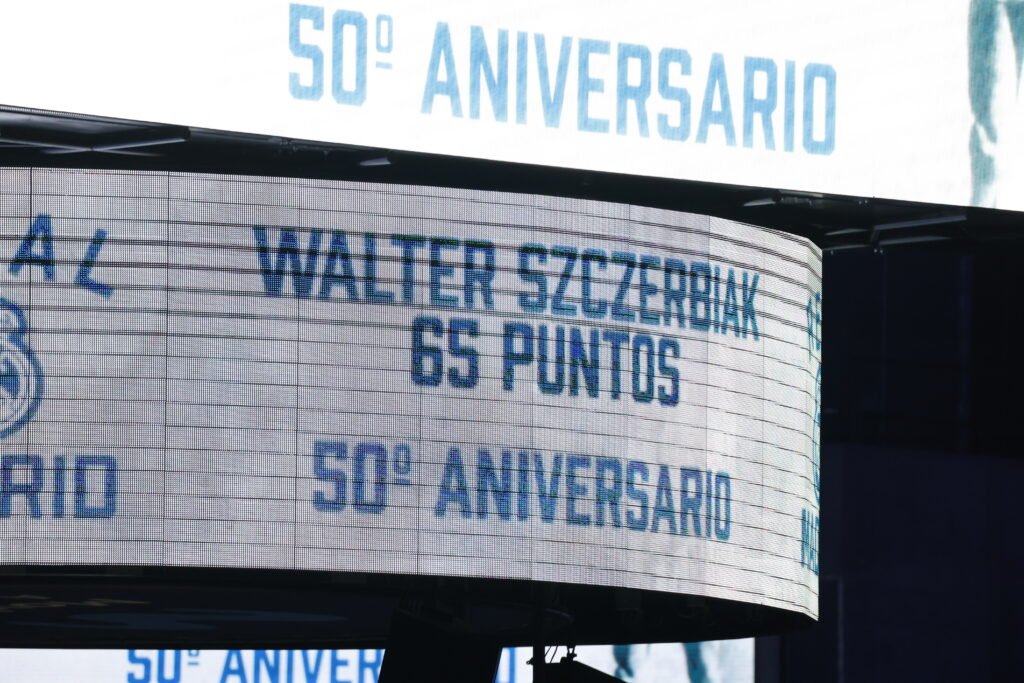 Marcador del Moviestar Arena durante el homenaje a Szczerbiak 