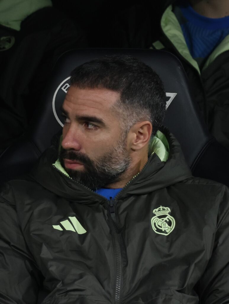 Dani Carvajal en el banquillo del Real Madrid
