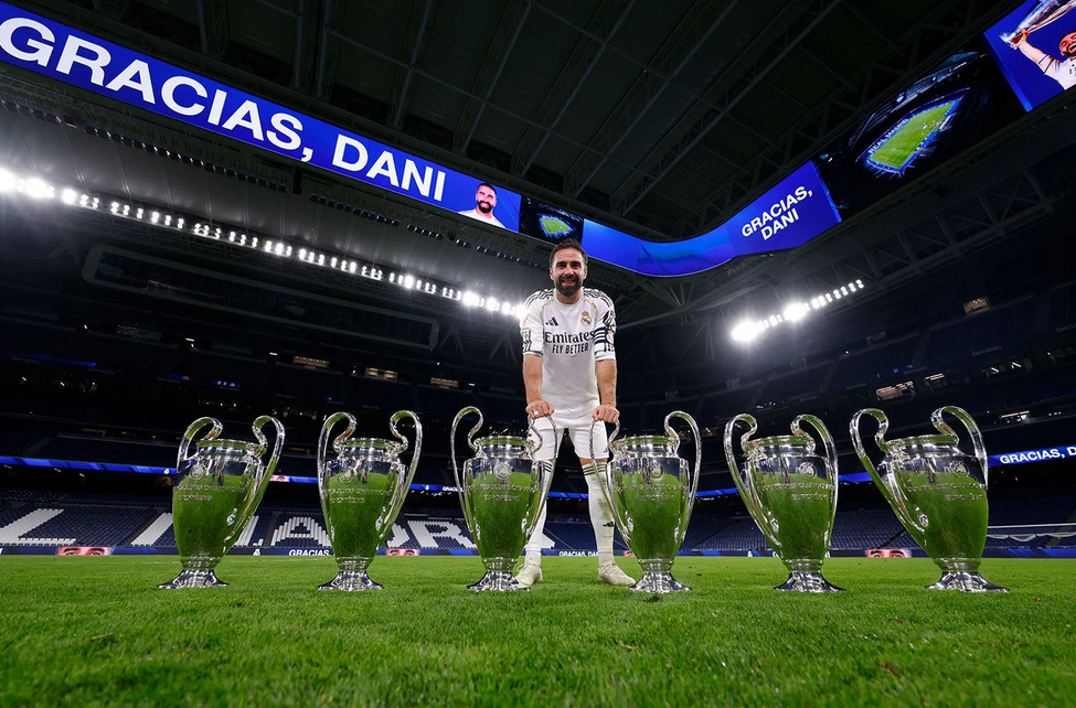 Carvajal posando con sus seis Champions en el Bernebeú