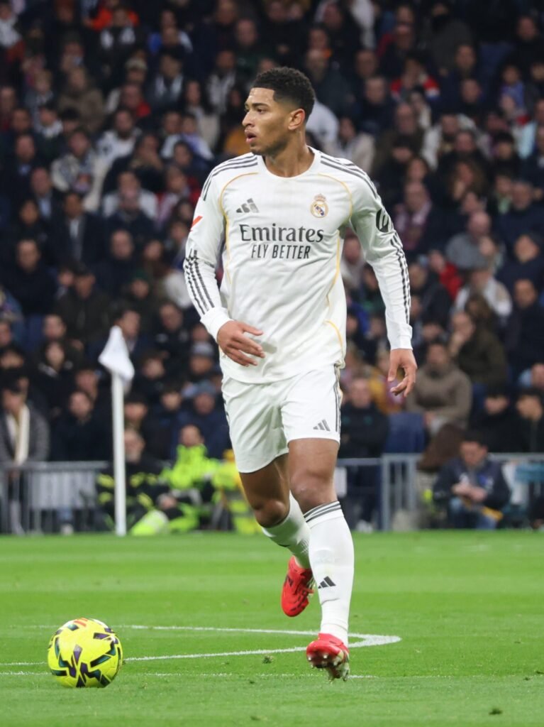Bellingham conduciendo el balón en el Real Madrid-Levnate