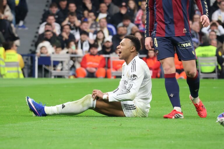 Kylian Mbappé lamentándose durante el Real Madrid-Levante