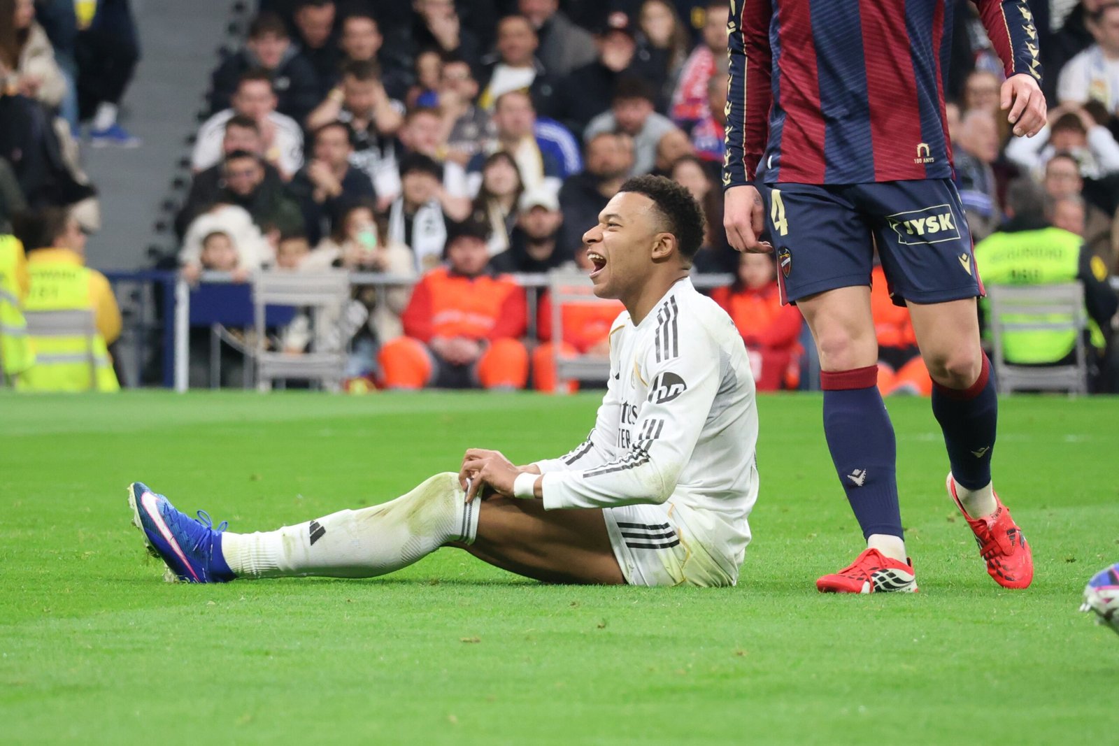 Kylian Mbappé lamentándose durante el Real Madrid-Levante