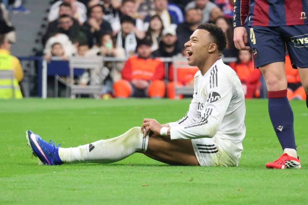Kylian Mbappé lamentándose durante el Real Madrid-Levante