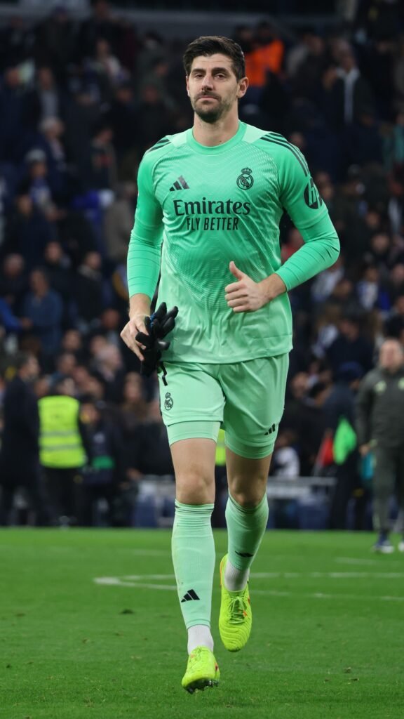 Courtois tras el Real Madrid-Levante regalando sus guantes